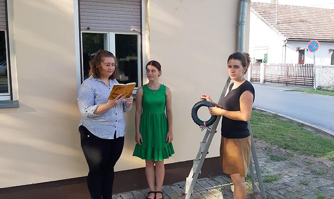 Koszorúzással emlékeztek a szenttamási íróra